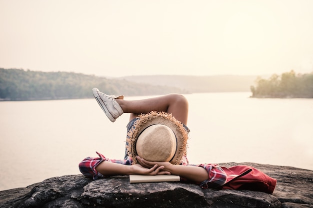 Momento relaxante, menino asian, mochileiro, em, natureza