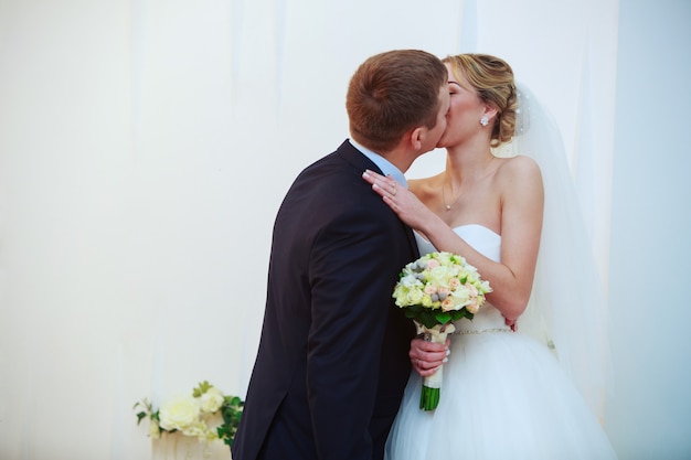 momento romântico de homem e mulher recém casados.