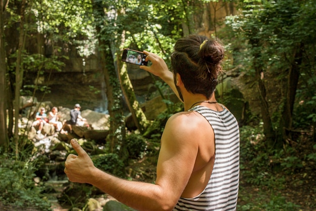 Foto momento selfie: niño tomando una selfie durante un viaje