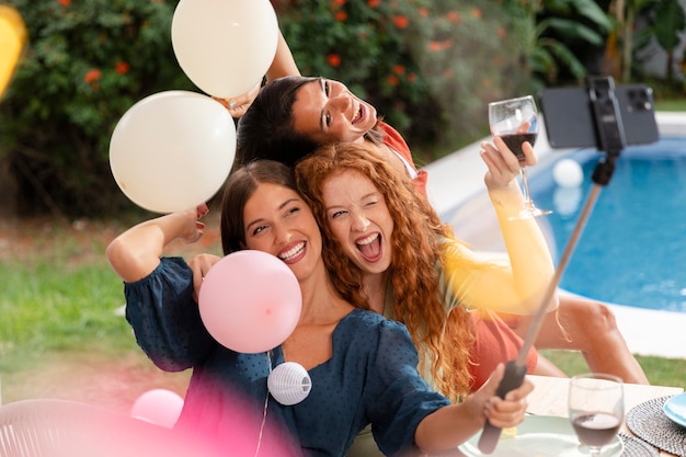 Foto momentos de celebração de amigas