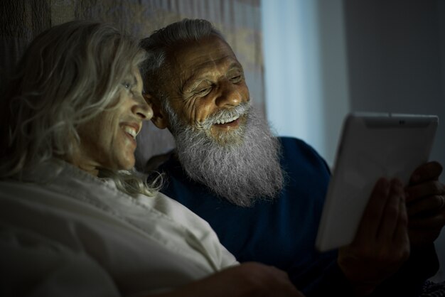 Momentos de estilo de vida de casal sênior em casa