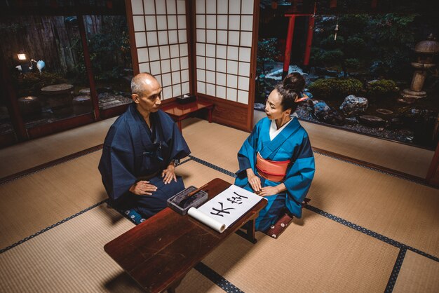 Momentos de estilo de vida de casal sênior em uma casa tradicional japonesa