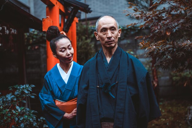 Foto momentos de estilo de vida de casal sênior em uma casa tradicional japonesa