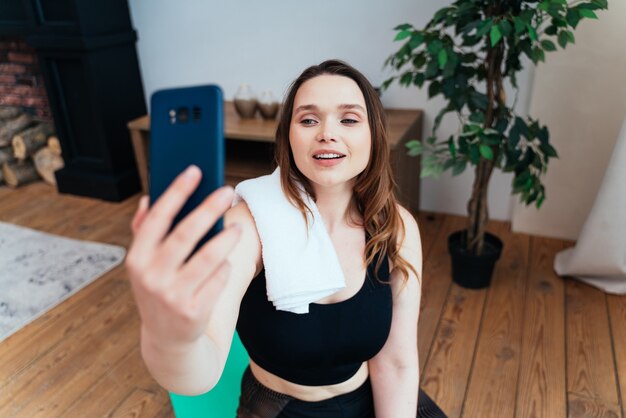 Momentos do estilo de vida de uma jovem em casa. Mulher fazendo exercícios esportivos na sala de estar