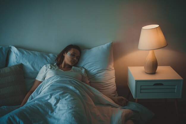 Momentos de estilo de vida de una mujer joven en casa. Mujer durmiendo en su cama