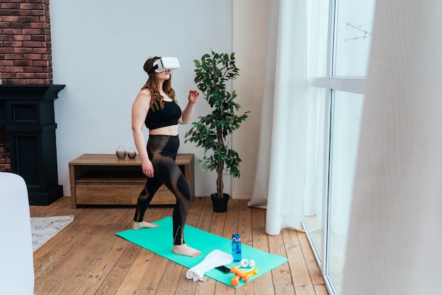 Momentos de estilo de vida de una mujer joven en casa Mujer haciendo ejercicios deportivos en la sala de estar