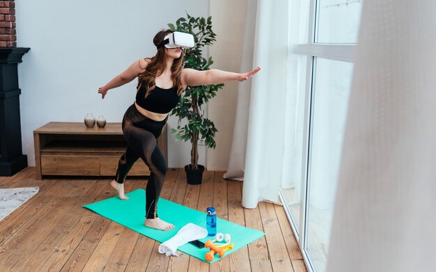 Foto momentos de estilo de vida de una mujer joven en casa mujer haciendo ejercicios deportivos en la sala de estar