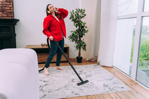 Foto momentos de estilo de vida de una mujer joven en casa. mujer limpiando el apartamento