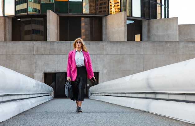 Foto momentos de estilo de vida de una mujer de negocios transgénero en el centro de los ángeles