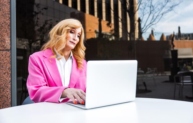 Momentos de estilo de vida de mujer de negocios transgénero en el centro de Los Ángeles