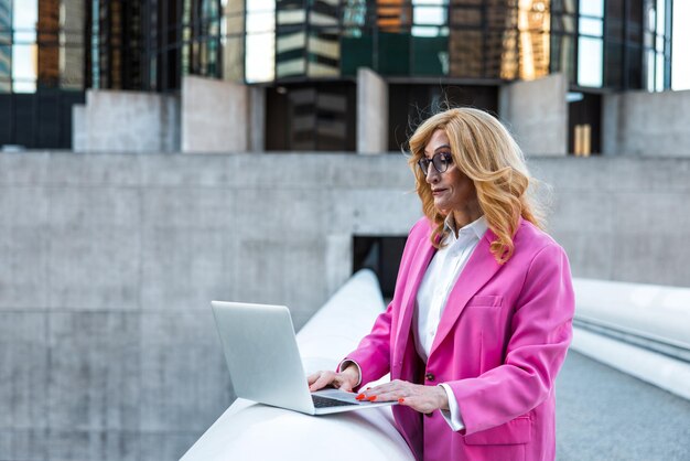 Momentos de estilo de vida de mujer de negocios transgénero en el centro de Los Ángeles