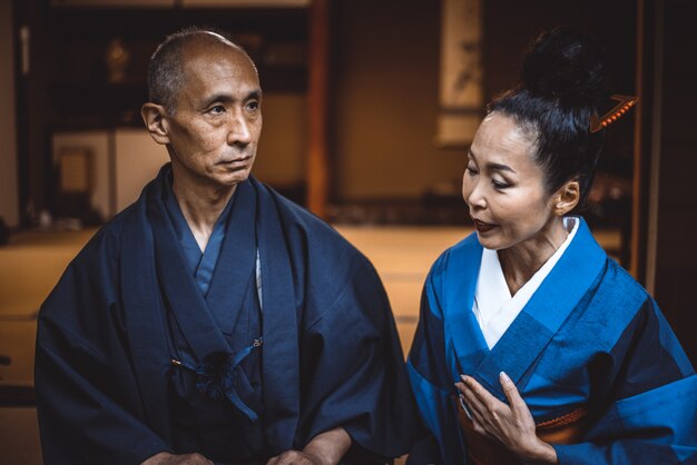 Momentos de estilo de vida de pareja senior en una casa tradicional japonesa