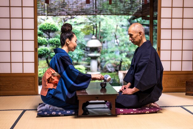 Momentos de estilo de vida de pareja senior en una casa tradicional japonesa