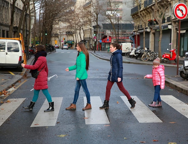 Momentos familiares felices - chicas divirtiéndose en la ciudad