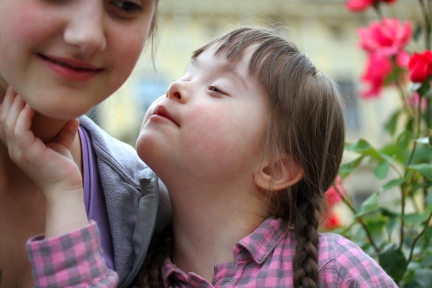 Momentos familiares felices: madre e hijo se divierten.