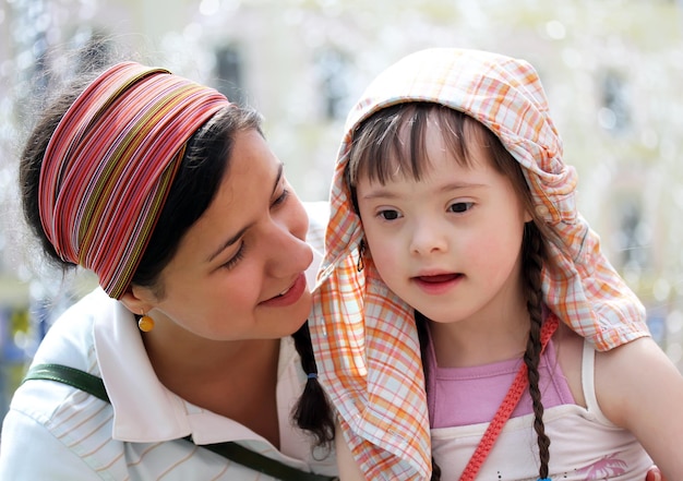 Momentos familiares felices: madre e hijo se divierten.