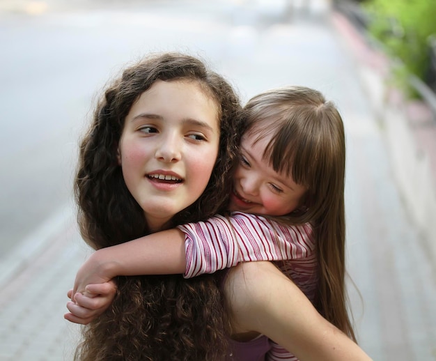 Momentos felices de la familia en el parque.