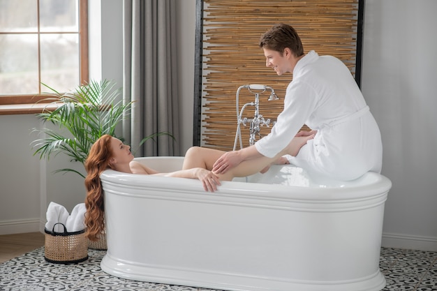 Momentos felices. Una pareja en un baño mirando contenta y feliz.