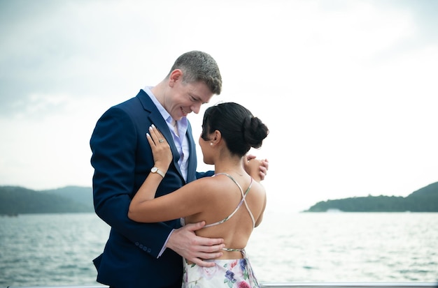 Los momentos felices de las parejas interraciales en un yate La pareja tuvo su luna de miel en uno de los asiáticos