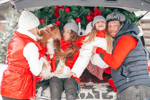 Momentos felizes de inverno para a família com dois filhos pai mãe meninas passando tempo juntos com fazer