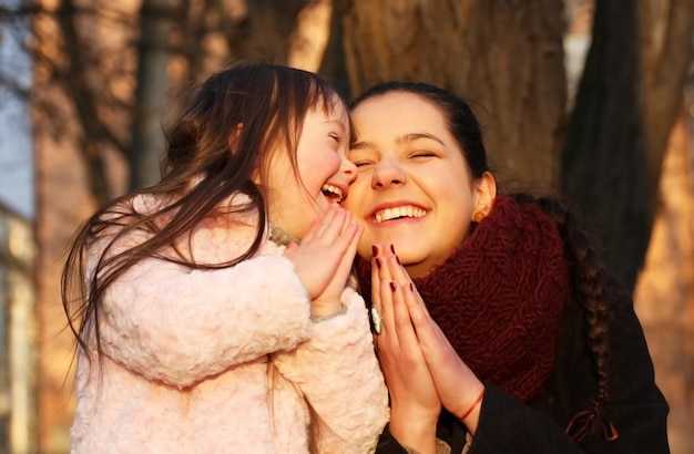 Momentos felizes em família no parque