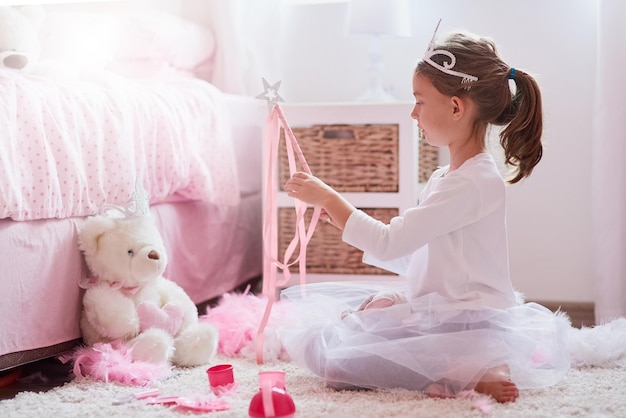 Momentos mágicos Foto de uma garotinha vestida de princesa enquanto brincava de faz de conta