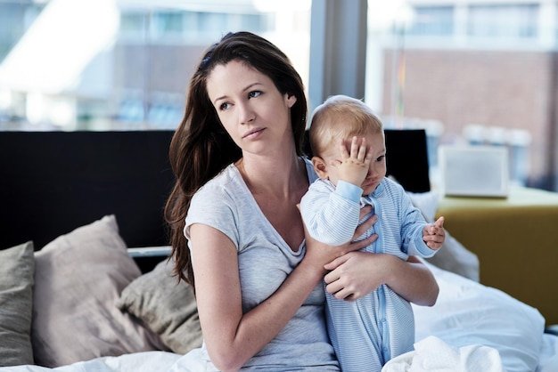 Momentos de la maternidad Toma de una madre y su bebé en casa