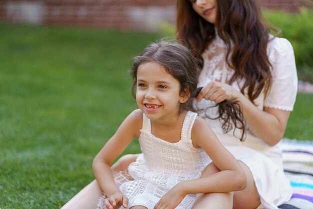 Estos momentos me hacen feliz Amor incondicional Tiempo de madre e hija en el patio de la casa