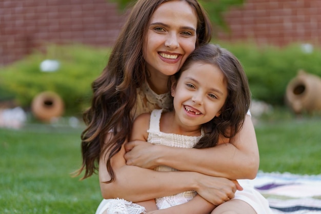 Estos momentos me hacen feliz Amor incondicional Tiempo de madre e hija en el patio de la casa