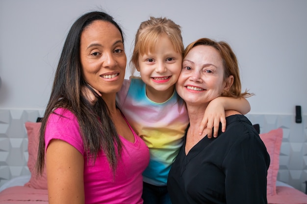 Momentos de pareja de lesbianas de diversidad LGBT Felicidad con su hija. Concepto de familia