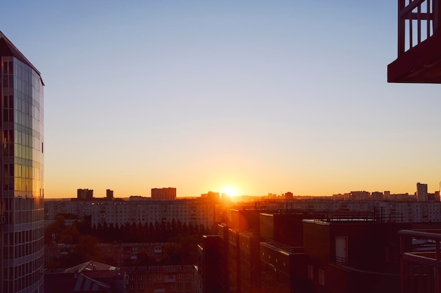 Momentos românticos nascer do sol no horizonte de uma cidade adormecida