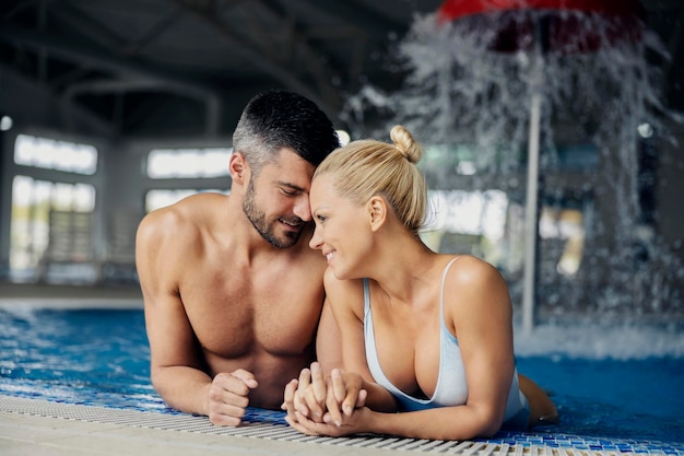 Momentos románticos en la piscina con agua termal del centro de spa