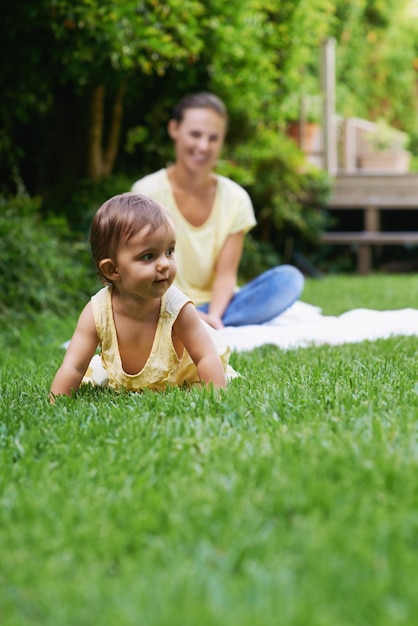 Mommys siempre alrededor Captura recortada de una niña pequeña con su madre