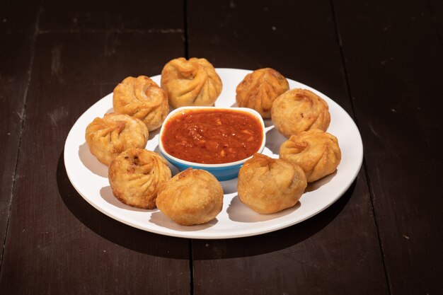 Momos de bolinho tradicional servido com molho