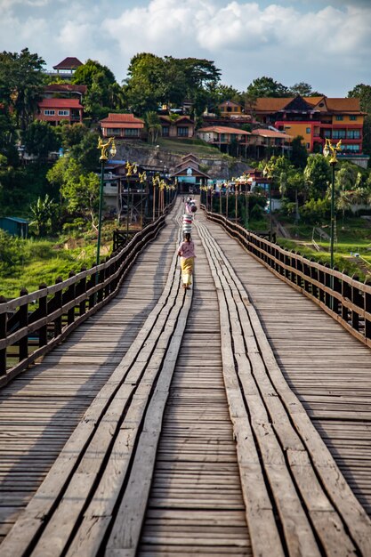 Mon Bridge velha ponte de madeira ao pôr do sol em Sangkhlaburi Kanchanaburi Tailândia