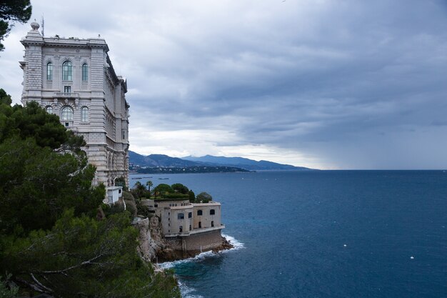 Monaco-Küste mit Regenwolkensturm kommt