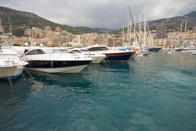 Mônaco, Monte-Carlo, 25.09.2008: Port Hercule, Vista da água, iates de luxo no porto de Mônaco, Etats-Uni, Piscine, Hirondelle