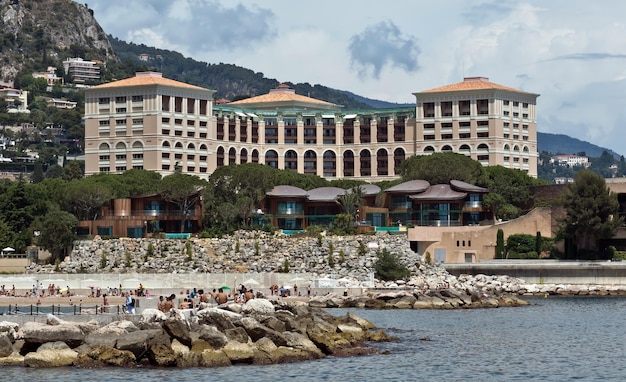 Monaco-Monte-Carlo-Gebäude vom Stadtstrand aus