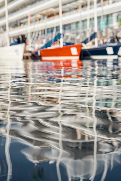 Foto monaco montecarlo reflexo de um monte de barcos a vela estão ancorados no novo clube de iates no mundo