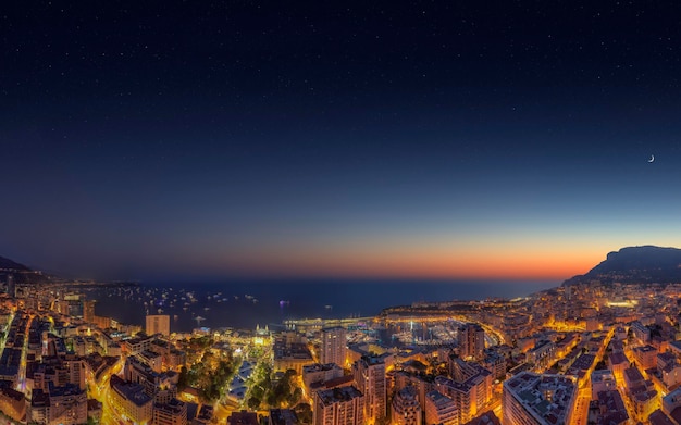 Monaco yacht show 2014: pôr-do-sol sobre o principado de mônaco