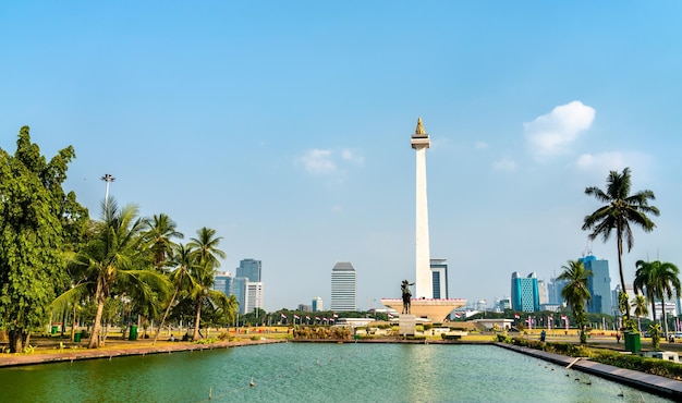 Monas el Monumento Nacional en Yakarta la capital de Indonesia