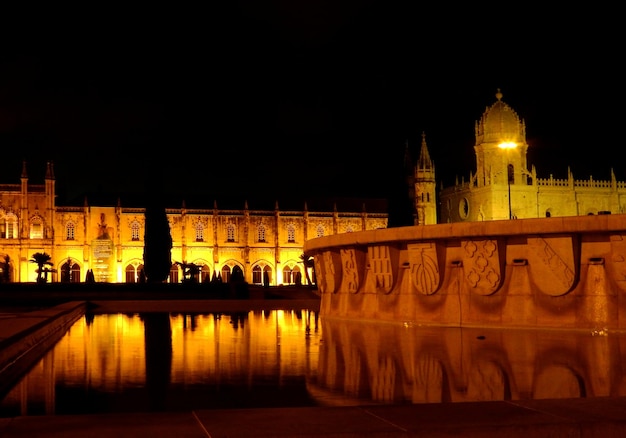 Foto monasteiro de los jeronimos de noche lisboa