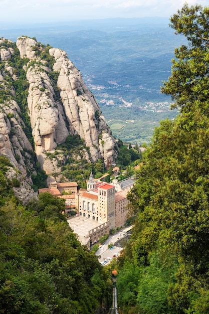 Monasterio de la Abadía de Montserrat Barcelona España formato vertical Cataluña vista de viaje de viajes