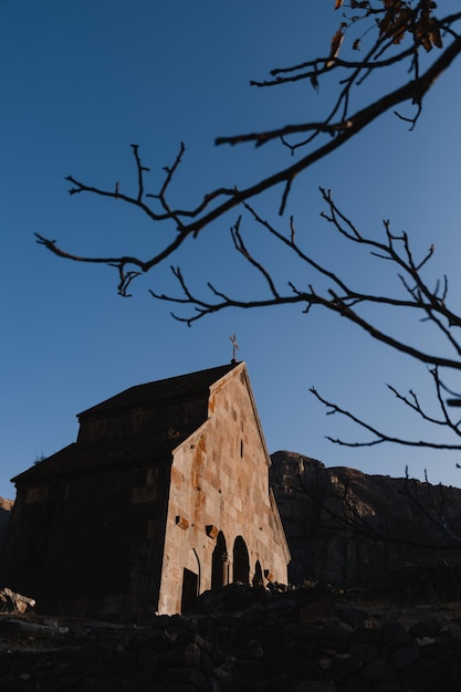 Monasterio abandonado en Armenia en la ciudad de Ereván Zorats Kar