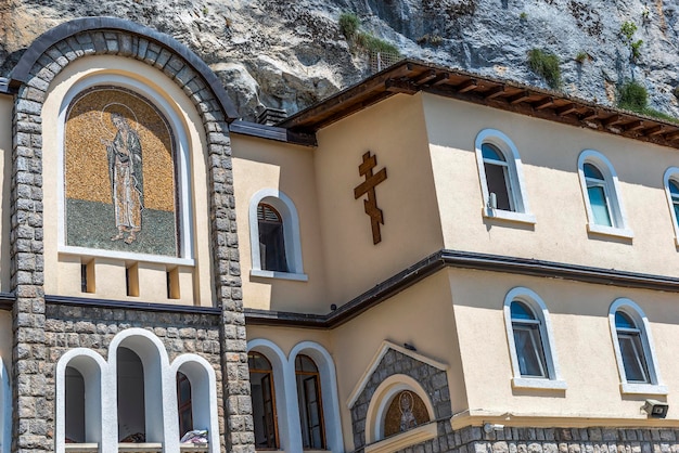 Foto monasterio en acantilados