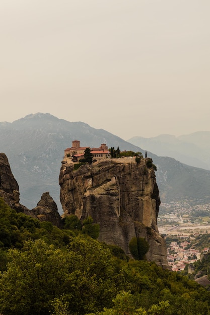 El monasterio de Agia Triada construido en un acantilado en Meteora, Grecia