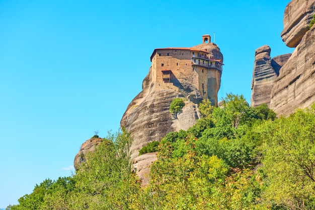 Monasterio de Agios Nikolaos Anapafsas en la cima del acantilado en Meteora, Grecia - paisaje griego