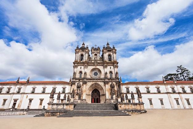 El Monasterio de Alcobaca es un monasterio católico romano medieval en Alcobaca, Portugal