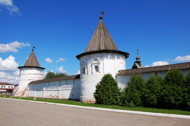 Monasterio en la antigua ciudad de Yuryev-Polsky. Rusia