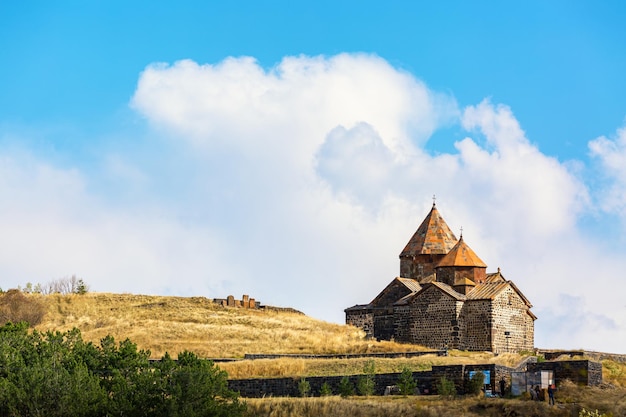 Monasterio antiguo de Sevanavank en el lago Sevan en Armenia